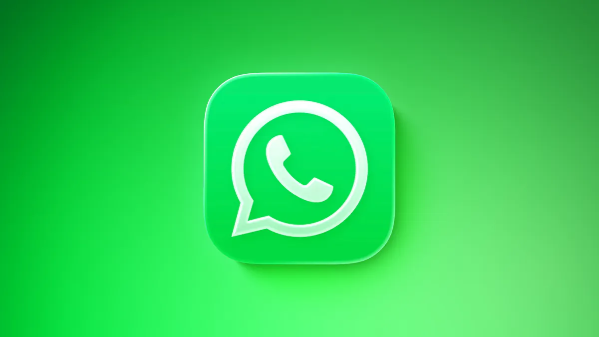 Smartphone displaying a generic chat interface with a web link