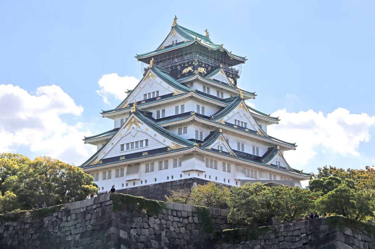 Illustration of a Japanese castle tower with tiered roofs